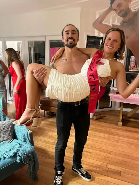 Yuri Hens party with Hen